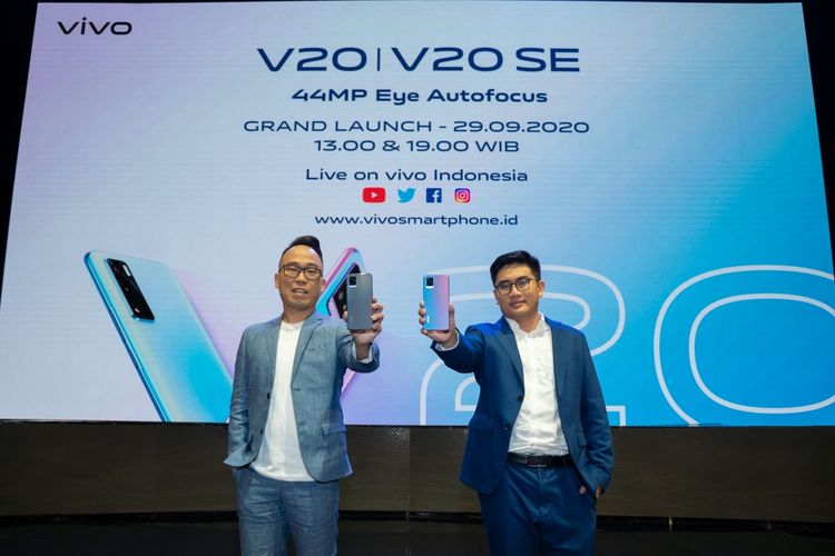 Kiri-kanan: Ricky Bunardi, Senior Product Manager Vivo Indonesia dan Edy Kusuma, Senior Brand Director Vivo Indonesia di acara peluncuran Vivo V20 dan V20 SE, Selasa (29/9/2020).