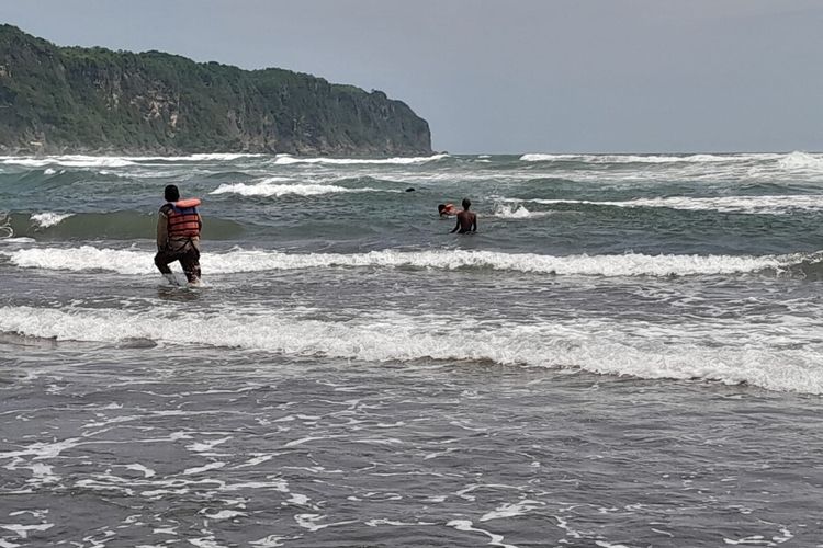 Saat petugas menyelamatkan seorang wisatawan asal Madura yang terseret arus palung laut di Pantai Parangtritis, Bantul. Kamis (28/12/2023)