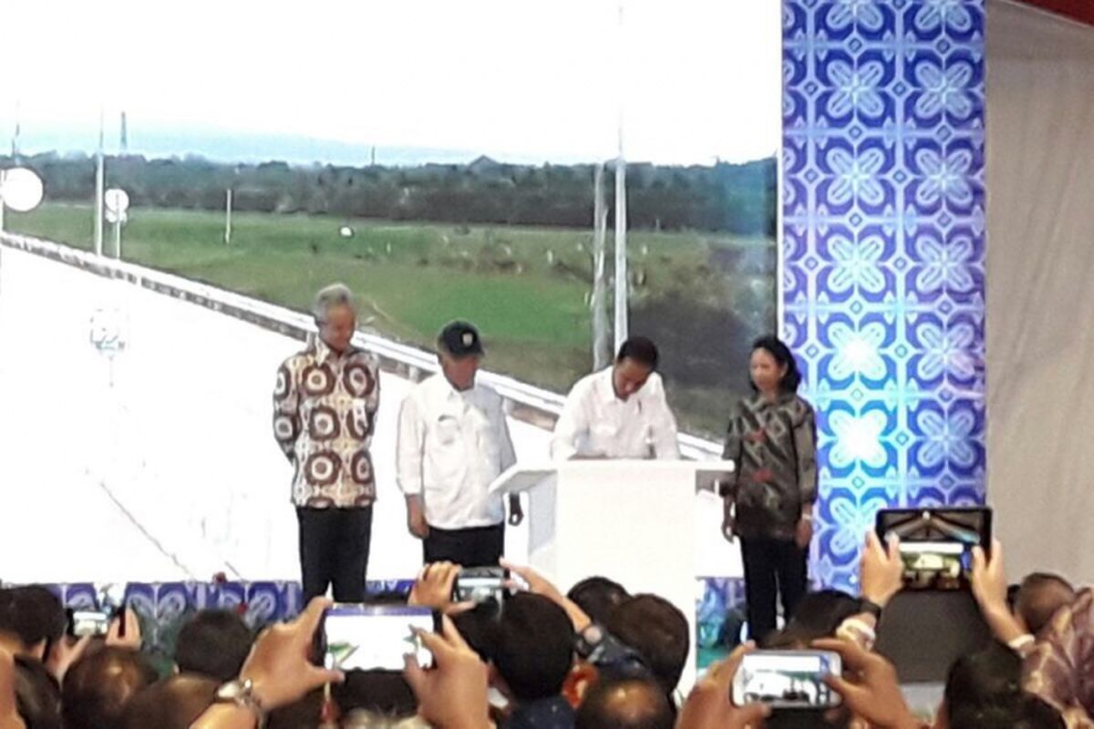 Presiden Joko Widodo didampingi Menteri PUPR Basuki Hadimuljono dan Menteri BUMN Rini Soemarno meresmikan Jalan Tol Bawen-Salatiga, Senin (25/9/2017).