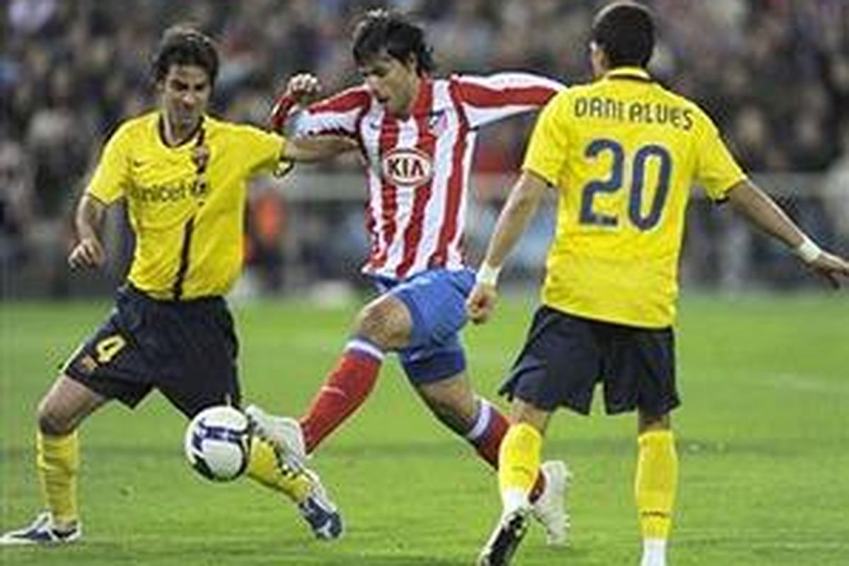 Sergio Aguero (tengah)