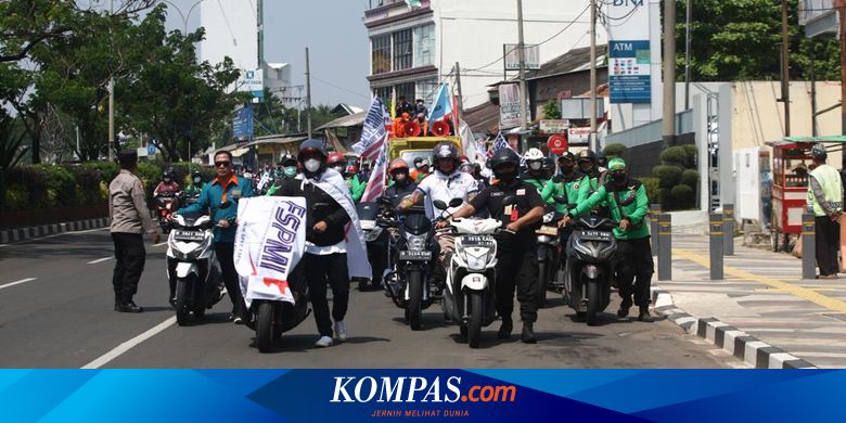 Demo Tolak Kenaikan Harga BBM, Massa Buruh Dorong Motor ke Balai Kota Depok - Vimarsana News