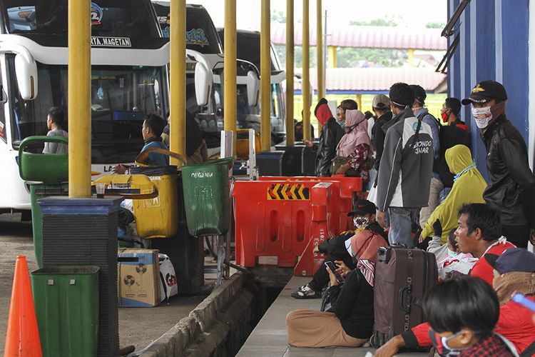 Sejumlah calon penumpang menunggu bus di Terminal Jatijajar, Depok, Jawa Barat, Kamis (23/4/2020). Pemerintah memutuskan kebijakan larangan mudik Lebaran 2020 bagi masyarakat mulai berlaku Jumat (24/4) guna memutus mata rantai penyebaran COVID-19.