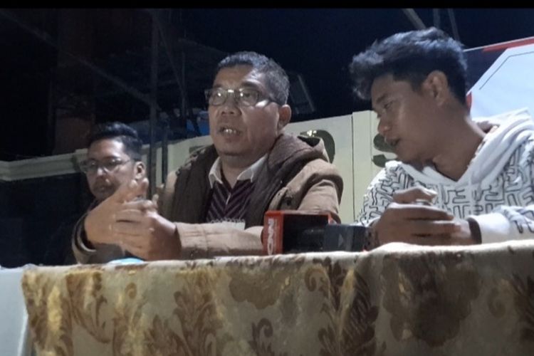 Pengacara Keluarga Brigadir J saat memberikan keterangan pers di RSUD Sungai Bahar, Rabu malam (27/7/2022).