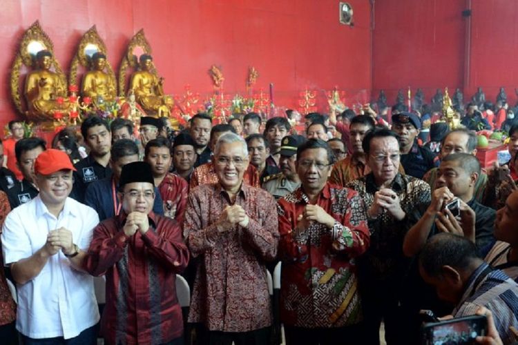 Ketua Unit Kerja Presiden Pembinaan Ideologi Pancasila (UKP-PIP) Yudi Latif (dua dari kiri) didampingi Anggota Dewan Pengarah UKP PIP Try Sutrisno (tiga dari kiri) dan Mahfud MD (empat dari kiri) serta Penasihat Kepala UKP-PIP Romo Benny Susetyo (kanan) mengucapkan selamat Tahun Baru Imlek saat mengunjungi Keleteng Cin Tek Yen atau Wihara Dharma Bakti di kawasan Petak Sembilan, Glodok, Jakarta Barat, Jumat (16/2/2018). Kunjungan tersebut merupakan wujud komitmen Tim UKP-PIP untuk menguatkan nilai-nilai Pancasila utamanya soal keberagaman umat beragama.