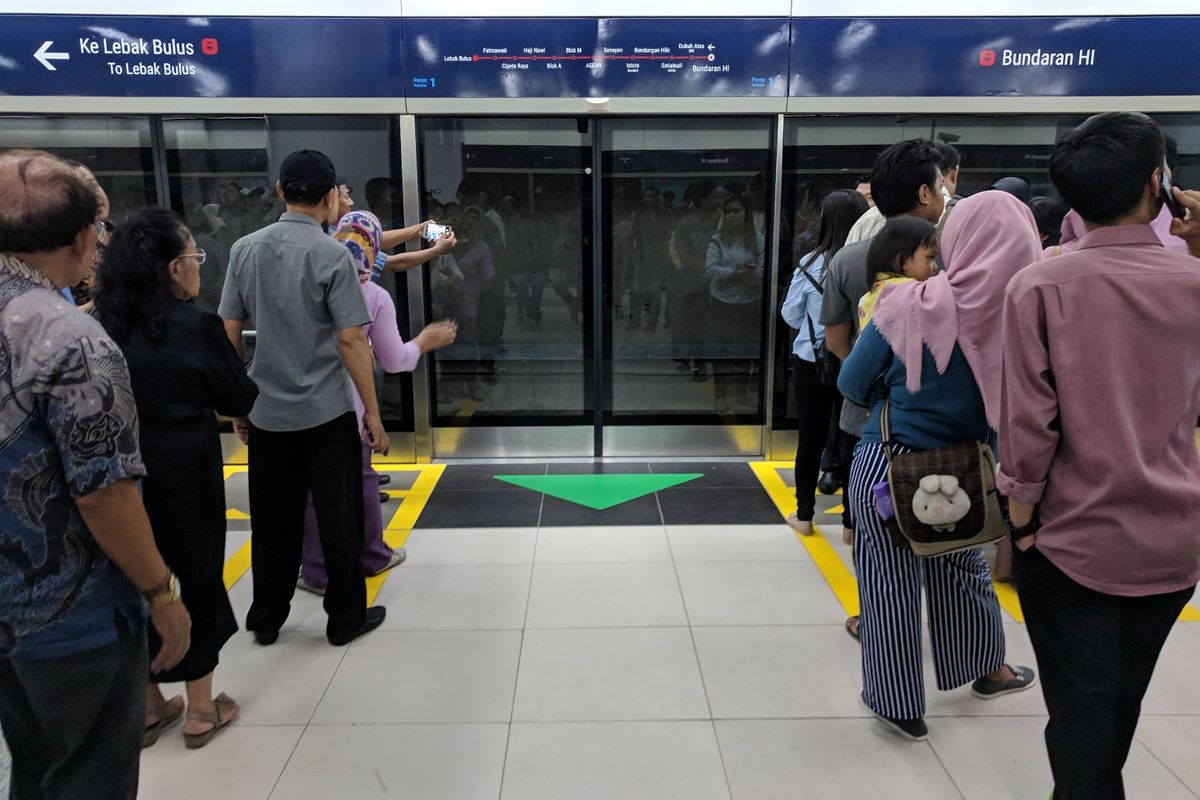 Tiga hari sejak diresmikan, warga mulai tertib gunakan MRT