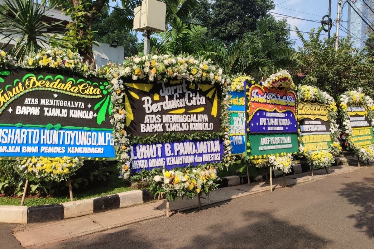 Sejumlah karangan bunga duka cita menghiasi rumah dinas Menteri Pendayagunaan Aparatur Negara dan Reformasi Birokrasi (Menpan-RB) di Jalan Widya Chandra IV, No 22, Kebayoran Baru, Jakarta Selatan, Jumat (1/7/2022).