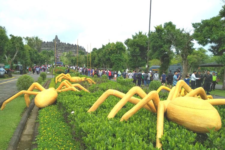 Ornamen laba-laba emas menghiasai taman wisata candi Borobudur menyambut wisatawan selama liburan panjang Natal dan Tahun Baru, mulai Jumat (21/12/2018).