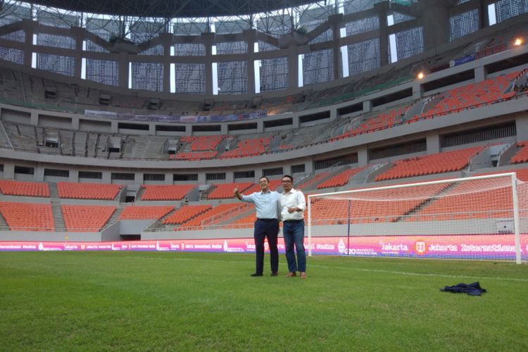 Gubernur Jawa Barat Ridwan Kamil saat meninjau Jakarta International Stadion (JIS) bersama Gubernur DKI Jakarta Anies Baswedan, Rabu (16/2/2022).