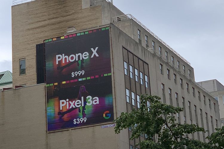 Slaah satu papan reklame iklan Google yang menyindir harga dan kamera iPhone XS.