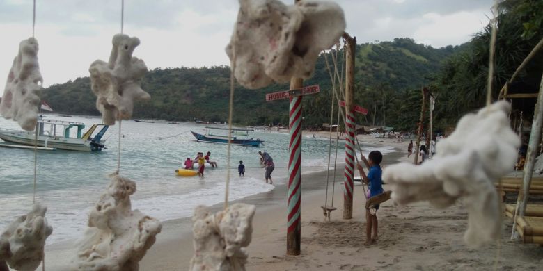 Pantai Pandanan di Kabupaten Lombok Utara, NTB adalah tempat anak-anak menghabiskan waktu berlibur mereka di akhir tahun 2017.