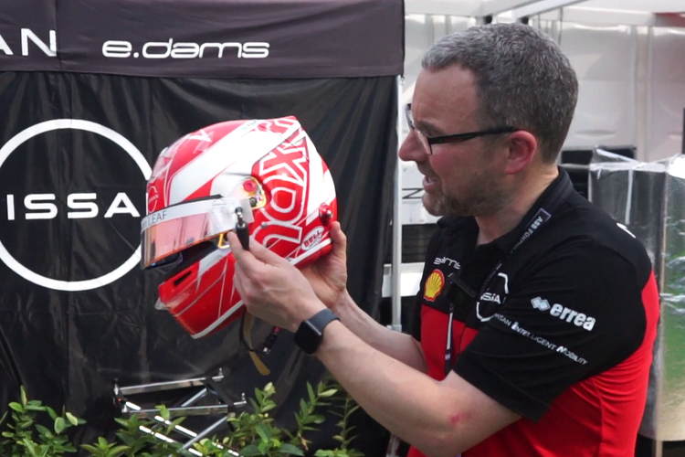 Helm pebalap Formula E, milik Maximilian Gunther dari tim Nissan e.dams