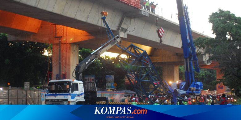  Crane Proyek Tol Bogor Outer Ring Road Terjatuh di Jalan