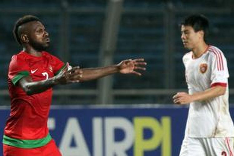 Pemain Indonesia Boaz Solossa (kiri) mengekspresikan kekecewaannya usai gagal membobol gawang China dalam pertandingan babak penyisihan Piala AFC di Stadion Utama Gelora Bung Karno, Jakarta, Selasa (15/10/2013). Indonesia akhirnya harus puas berbagi angka dengan China 1-1, dan masih menjadi juru kunci Grup C babak penyisihan Piala AFC dengan nilai 1. 