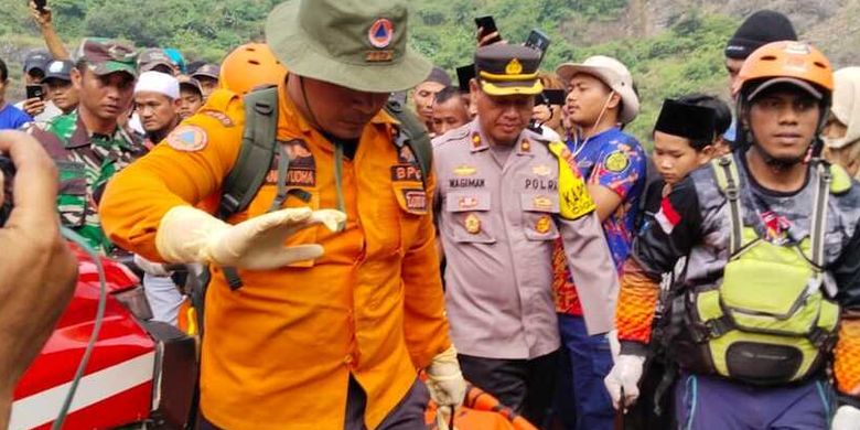 Warga Kepung sedang mengadakan ritual di sekitar danau