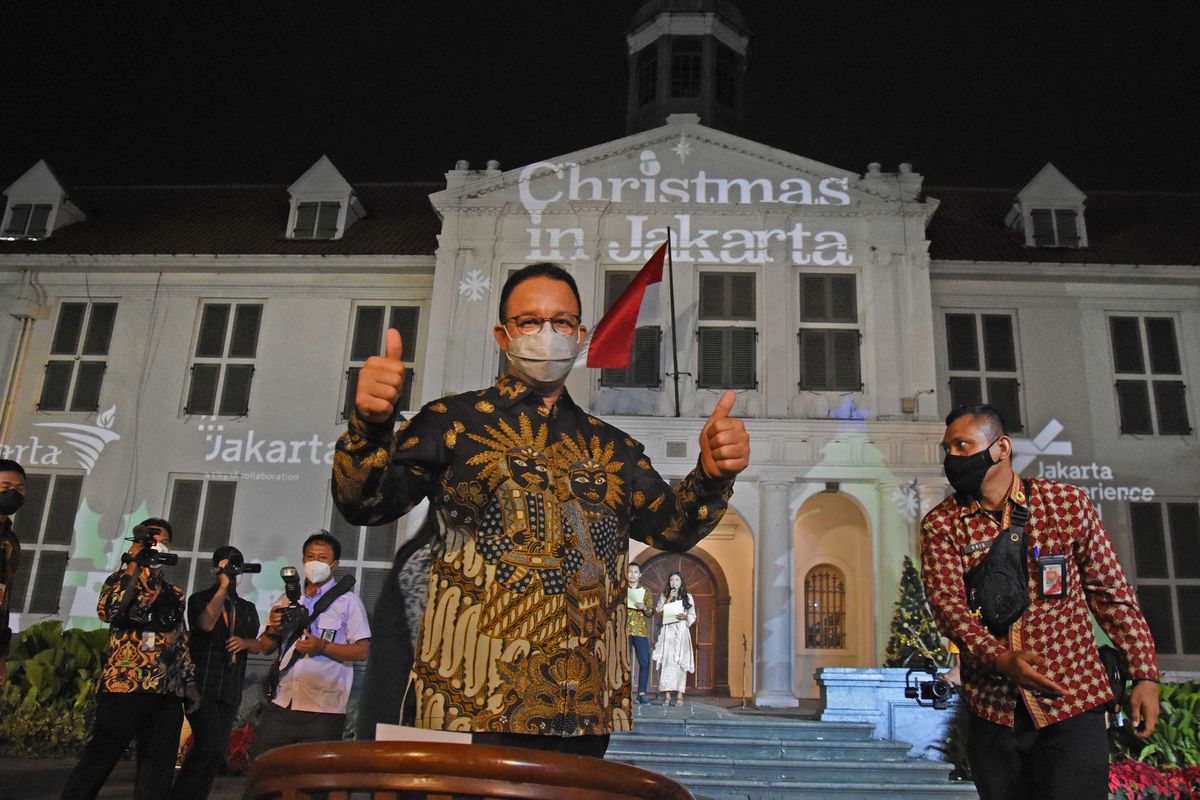 Gubernur DKI Jakarta Anies Baswedan (tengah) menghadiri perayaan Natal 'Christmas in Jakarta' di Taman Fatahillah, Kota Tua, Jakarta, Senin (20/12/2021). Pemerintah Provinsi DKI Jakarta menggelar acara 'Christmas in Jakarta' dengan tema Harmony with History dalam rangka menyambut perayaan Natal 2021 dengan pertunjukan video mapping bernuansa Natal yang menyorot ke Gedung Museum Sejarah Jakarta.