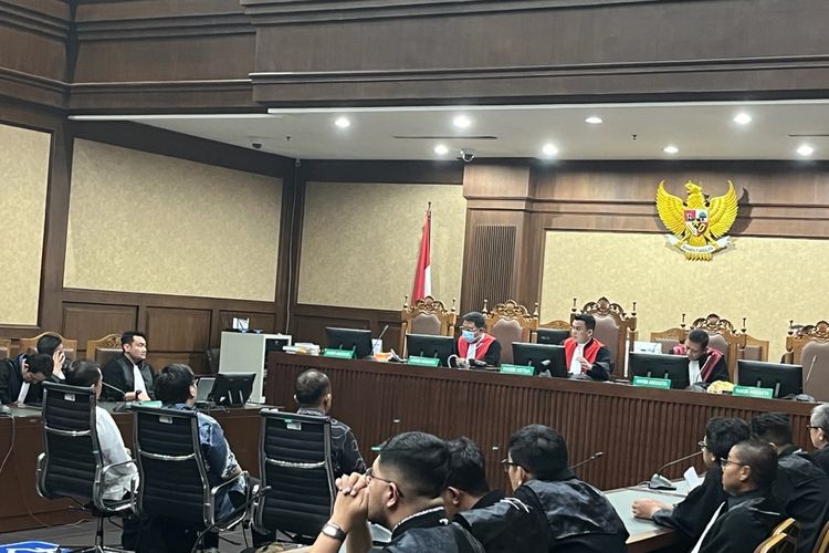 Sidang pembacaan putusan Galumbang Menak (kiri) Mukti Ali (tengah), Irwan Hermawan (kanan) di Pengadilan Tipikor Jakarta, Kamis (9/11/2023). Ketiganya merupakan terdakwa kasus korupsi proyek penyediaan menara base transceiver station (BTS) 4G dan infrastuktur pendukung 1, 2, 3, 4, dan 5.