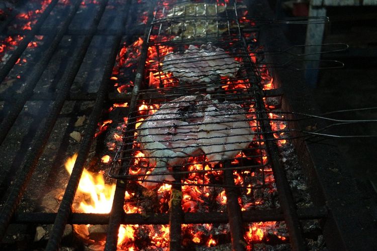 Ikan yang tengah dibakar di alat pemanggang milik kios Idris Marsuki, di Foodcourt Pasar Ikan Modern (PIM) Muara Baru, Penjaringan, Jakarta Utara.