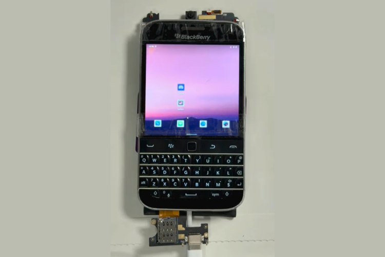 Ilustrasi perangkat BlackBerry Classic yang akan dihidupkan kembali dan berubah nama menjadi Zinwa Q25. 