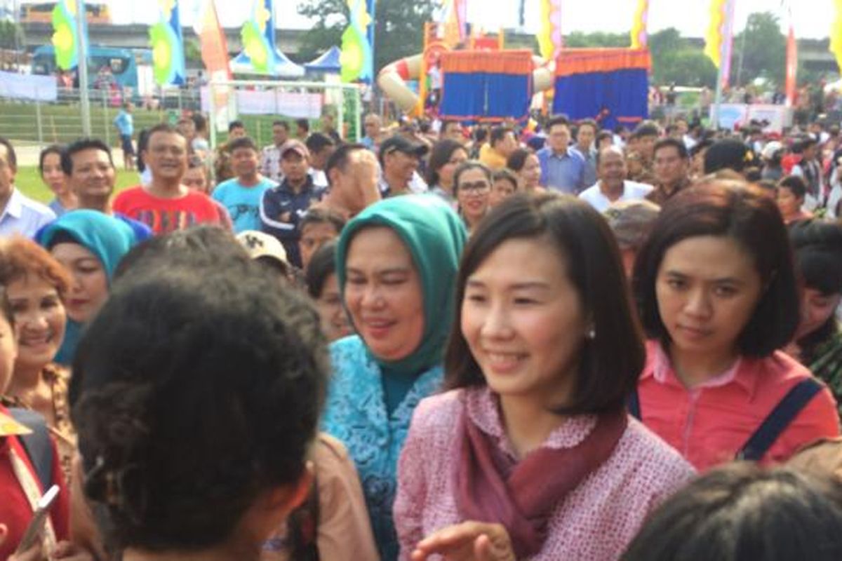 Veronica Tan jadi rebutan warga untuk foto bersama usai menjadi pembicara soal anak di Ruang Publik Terpadu Ramah Anak (RPTRA) Kalijodo. Istri Gubernur DKI Jakarta Basuki Tjahaja Purnama atau Ahok itu nampak sabar melayani satu per satu permintaaan warga untuk berfoto bersama.