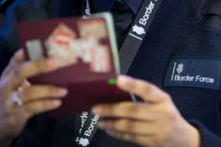 Pengadilan Perancis mengatakan foto paspor harus memperlihatkan ekspresi netral dan natural, bukan tersenyum atau meringis.
