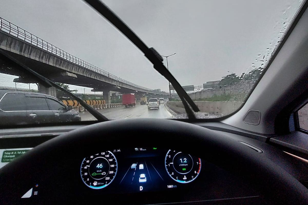 Ilustrasi berkendara saat musim hujan di jalan tol