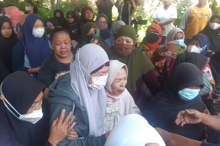 Kartini, ibu angkat Umairoh Fadilatunnisa atau D (7), bocah yang tewas diduga dianiaya menangis saat jenazah anak angkatnya tersebut akan dimakamkan di Astana Laya Tegalan RT 003/001 Desa Ngabeyan, Kartasura, Sukoharjo, Jawa Tengah, Rabu (13/4/2022).