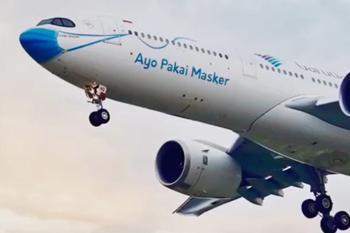 Tangkapan layar pesawat maskapai penerbangan Garuda Indonesia menggunakan masker, Selasa (13/10/2020).