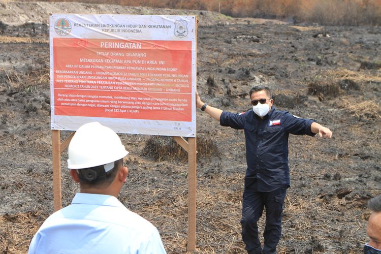 Direktur Jenderal Gakkum LHK, Rasio Ridho Sani memasang segel di lokasi kawasan lahan milik PT Sampurna Agro di Kabupaten Ogan Komering Ilir (OKI), Sumatera Selatan lantaran terbakar, Rabu (4/10/2023).