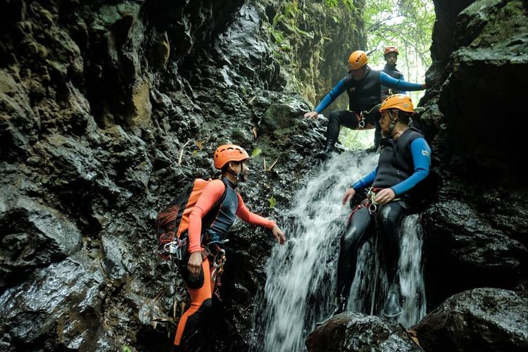 Kegiatan wisata petualangan bernama canyoning yang dilakukan oleh operator canyoning di Bali bernama Canyoning Bali.