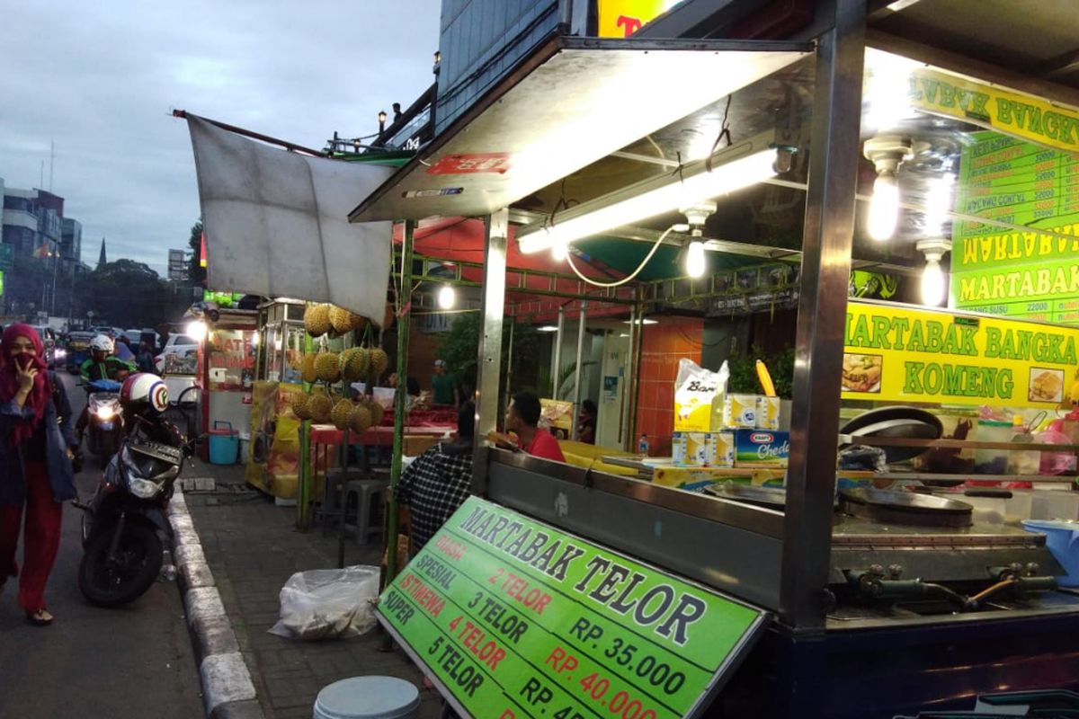 Pedagang kaki lima (PKL) berjualan di sepanjang trotoar Jalan Haji Agus Salim atau kawasan Sabang, Jakarta Pusat,  Rabu (14/11/2018) sore kemarin.