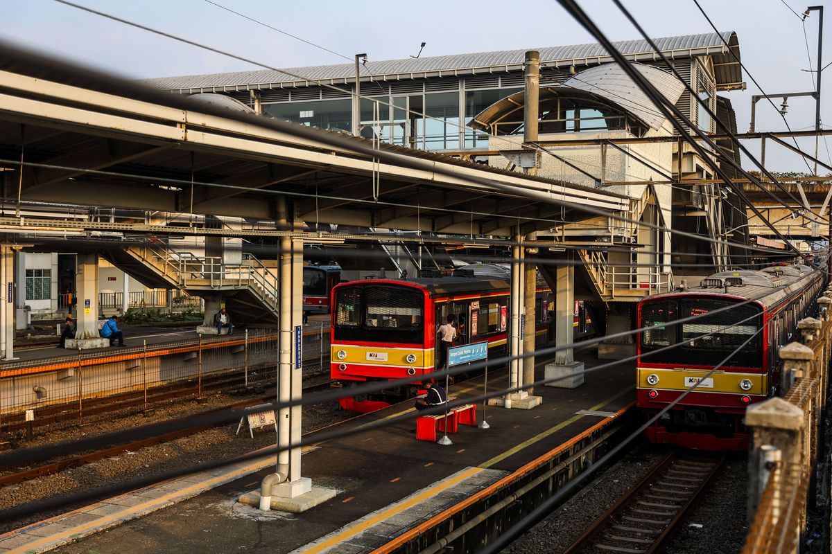 Suasana Stasiun Tanah Abang pasca rekayasa perjalanan KRL di Tanah Abang, Jakarta Pusat, Jumat (7/5/2021). Serikat Pekerja Kereta Api mengancam mogok terkait rencana akusisi PT Kereta Commuter Indonesia (KCI) oleh MRT Jakarta.