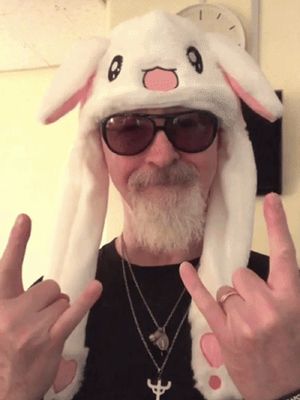 Vokalis band rock Judas Priest, Rob Halford, saat mengenakan topi telinga kelinci yang tren di kalangan idola K-pop.