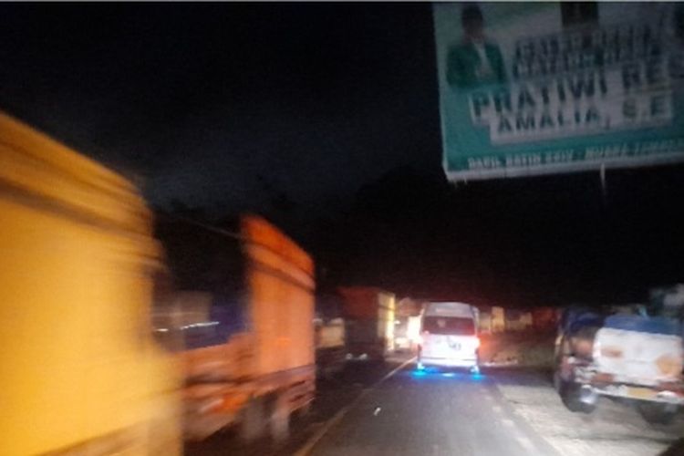 Kemacetan jalan lintas Sarolangun-Tembesi di Kelurahan Durian Luncuk, Kecamatan Batin XXIV, Kabupaten Batanghari, Jambi Senin fajar (4/12/2023) pukul 03.00 WIB