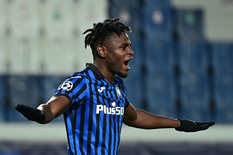 Striker Atalanta, Duvan Zapata, saat merayakan gol ke gawang Ajax Amsterdam pada lanjutan matchday kedua Liga Champions, Rabu (28/10/2020) dini hari WIB.