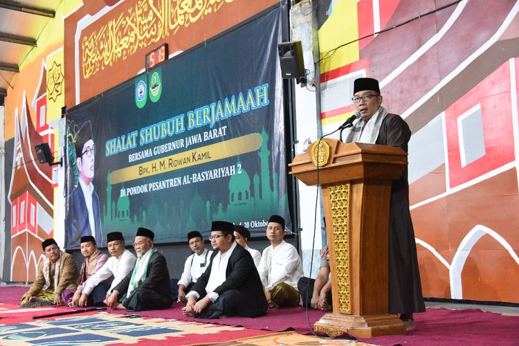 Gubernur Jawa Barat Ridwan Kamil melaksanakan Sholat Subuh Berjamaah di Masjid Ponpes Al Basyariah 2 Jalan Mahmud, Cigondewah Hilir, Kabupaten Bandung, Minggu (20/10/2019).