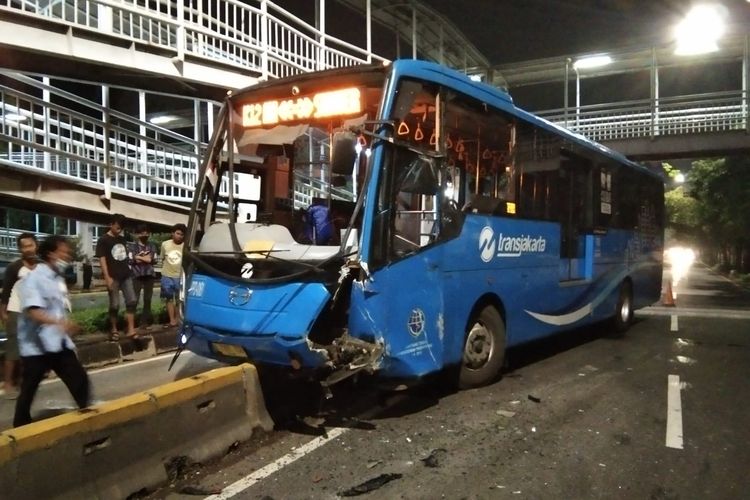 Bus Transjakarta menabrak separator jalur di Jalan Pramuka, Jakarta Timur, Senin (6/12/2021).