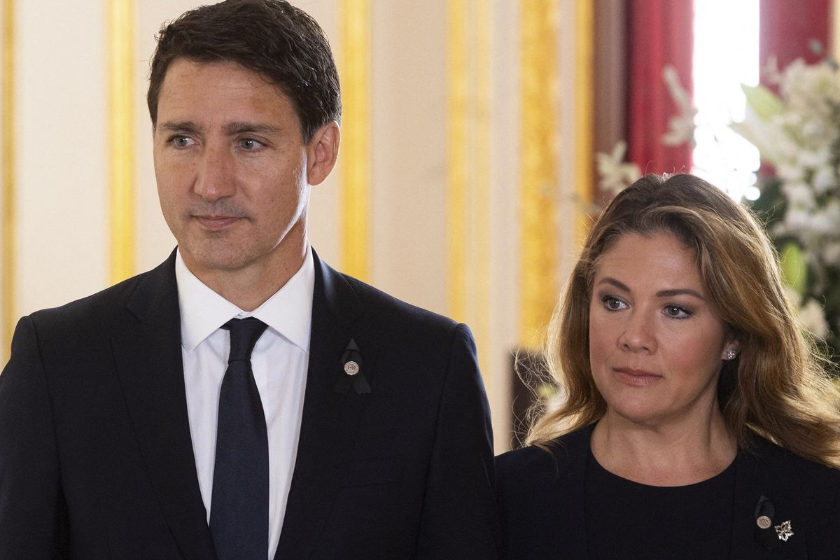 Perdana Menteri Kanada Justin Trudeau (kiri) dan istrinya, Sophie Trudeau (kanan), saat tiba untuk mengisi buku tamu pemakaman Ratu Elizabeth II di Lancaster House, London, Inggris pada 17 September 2022.