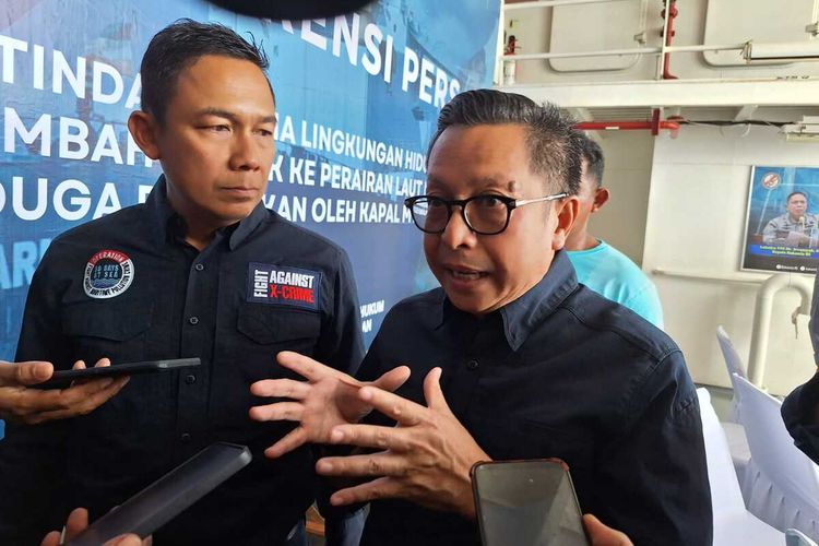 Direktur Jenderal Penegakan Hukum KLHK RI, Rasio Ridho Sani ditemui diatas kapal KN Tanjung Datuk 301 saat memberikan keterangan pers terkait pengungkapan kasus penyelundupan dan pembuangan limbah B3 yang dilakukan Kapal MT BSI Berbendera Liberia dengan nomor IMO 9335903 di Perairan Batam, Jumat (13/10/2023).