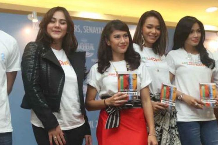 Para bintang film Ada Apa Dengan Cinta? 2 diabadikan usai jumpa pers tentang film tersebut di The Hall, Senayan City, Jakarta Selatan, pada Senin (15/2/2016).