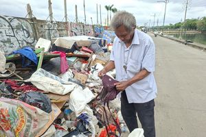 Bisa Dapat Emas hingga Springbed, Kardi Raup Rp 600.000 dari Sampah Banjir di Kembangan