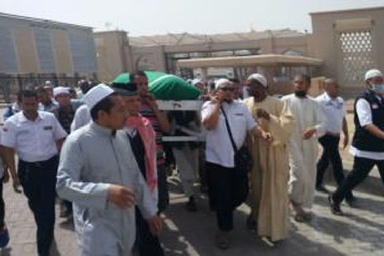 Suasana menjelang pemakaman Lukmanul Hakim Yaqub, sopir tim MCH Madinah, di pemakaman Baqi, Senin (13/10/2014).