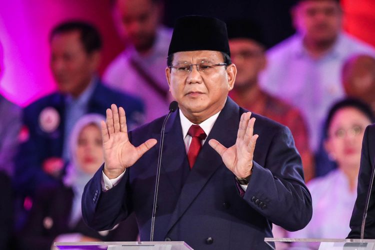 Calon Presiden nomor urut 2, Prabowo Subianto memberikan penjelasan saat debat pilpres pertama di Hotel Bidakara, Jakarta Selatan, Kamis (17/1/2019). Tema debat pilpres pertama yaitu mengangkat isu Hukum, HAM, Korupsi, dan Terorisme.