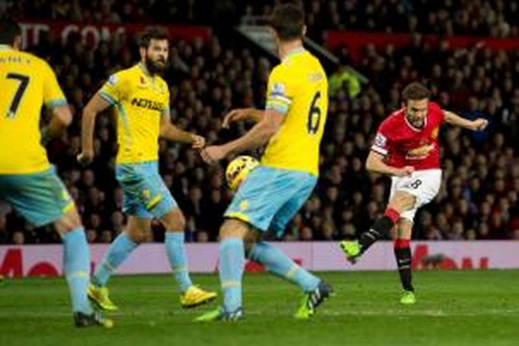 Gelandang Manchester United (MU), Juan Mata, saat melepaskan tendangan yang berujung gol ke gawang Crystal Palace pada lanjutan Premier League di Stadion Old Trafford, Sabtu (8/11/2014). 