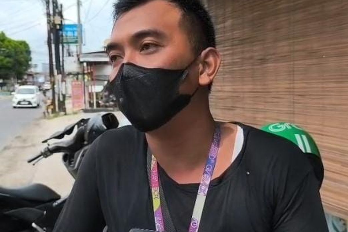 Robbi Maulana (31) saat ditanyai di Jalan Besar Delitua, Kelurahan Suka Makmur, Kecamatan Patumbak, Kabupaten Deli Serdang, Sumatera Utara pada Senin (2/3/2026). 