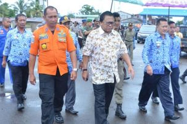 Wakil Ketua MPR RI, Oesman Sapta saat meninjau posko SAR di Pelabuhan Rasau Jaya, Kabupaten Kubu Raya, Kalimantan Barat (17/12/2015)