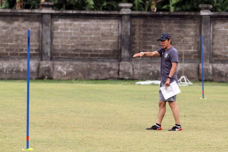 Pelatih Timnas Indonesia Shin Tae-yong saat memimpin latihan persiapan ujicoba FIFA Matchday di Stadion Gelora Trisakti Kuta, Bali, Jumat (21/1/2022) sore.