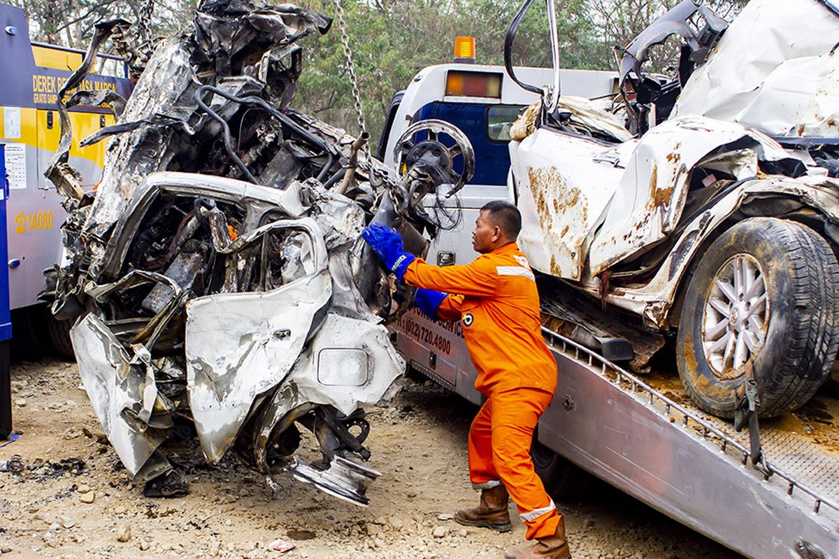 Petugas mengevakuasi sejumlah kendaraan yang terlibat pada kecelakaan beruntun di Tol Cipularang KM 92 Purwakarta, Jawa Barat, Senin (2/9/2019). Kecelakaan tersebut melibatkan sekitar 20 kendaraan yang mengakibatkan korban 25 orang luka ringan, empat orang luka berat dan delapan orang meninggal dunia.
