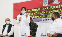 Salurkan Bansos di Marancar, Mensos Risma Minta Semua Pihak Waspadai Anomali Cuaca