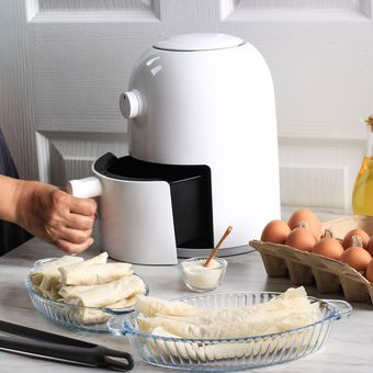 Ilustrasi air fryer, memasak dengan air fryer. 