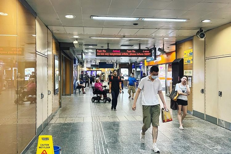 Warga Singapura terlihat ada yang memakai dan tidak memakai masker di stasiun MRT Tiong Bahru, Singapura Tengah, Jumat sore (15/12/2023). Kementerian Kesehatan Singapura (MOH) kembali menghimbau pemakaian masker terutama di tempat keramaian menyusul melonjaknya angka mingguan Covid-19 sejak akhir November yang menandai dimulainya gelombang ke-11 pandemi Covid-19 di Singapura